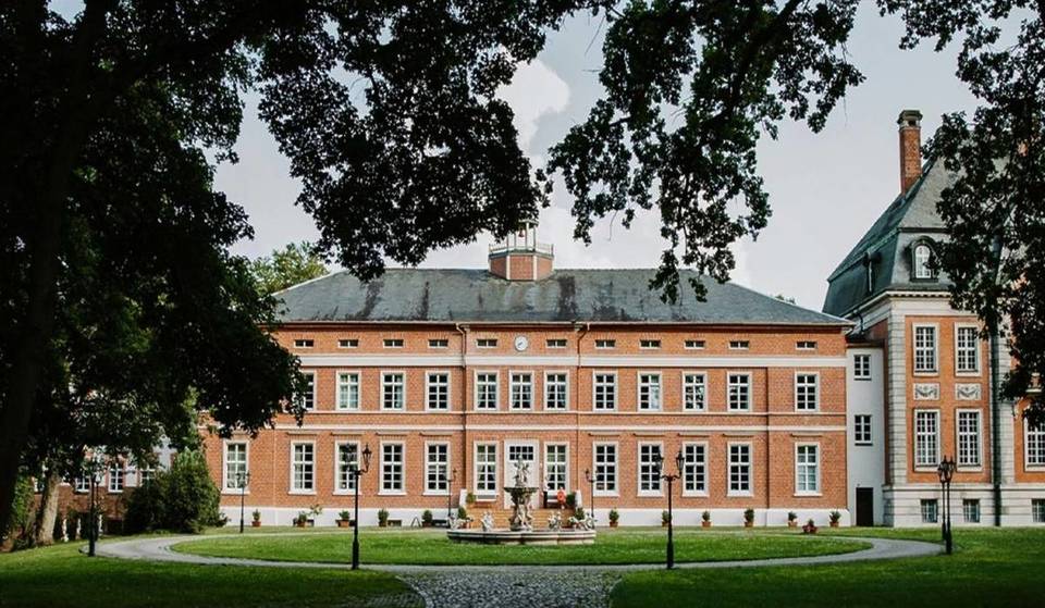 À environ 1 h 30 de Berlin se trouve un château composé de deux manoirs totalement différents : un édifice classique et un édifice néo-baroque séparés par 200 ans d’histoire