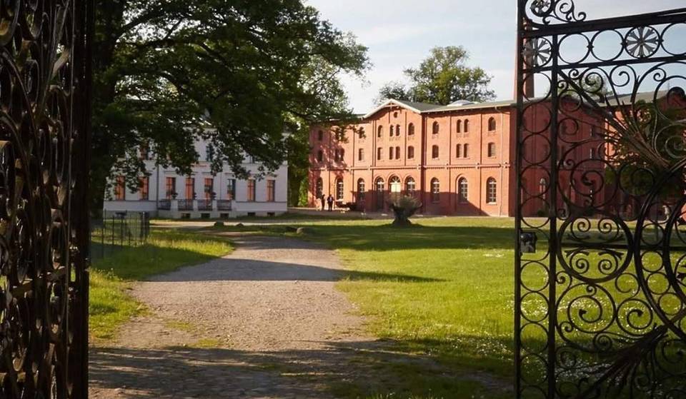 À environ 45 minutes à l&rsquo;ouest de Berlin se trouve un domaine bio de luxe primé, qui a été désigné à plusieurs reprises comme « l&rsquo;hôtel le plus vert d&rsquo;Europe »