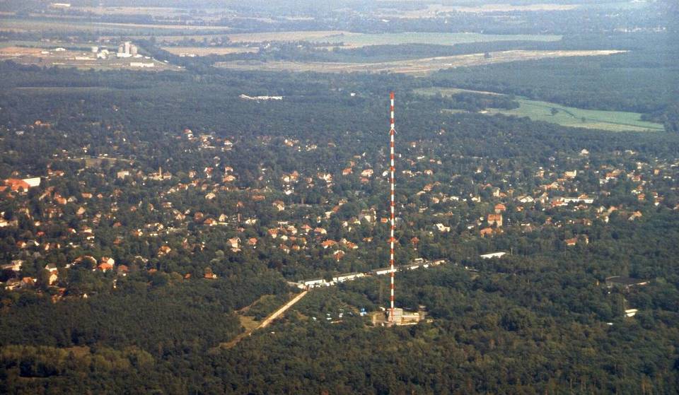 A solo 30 minutos de Berlín se alzaba en su día una antena de 248 metros de altura que rivalizaba con la Torre de Televisión: descubre hoy un lugar abandonado