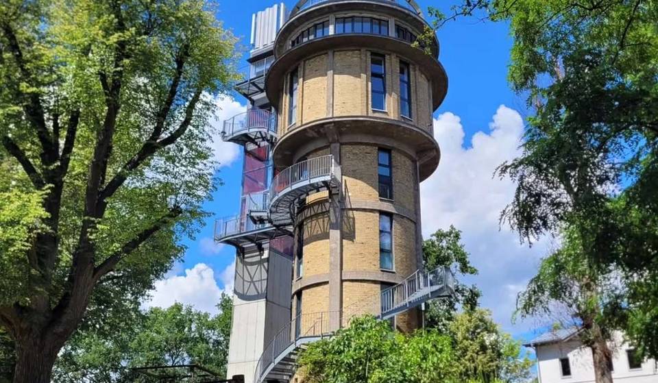 À 1 heure de Berlin, une tour d&rsquo;observation futuriste qui était autrefois un château d&rsquo;eau désaffecté de la RDA datant des années 1960 – aujourd&rsquo;hui un projet artistique visionnaire avec une « navette spatiale » juste à côté