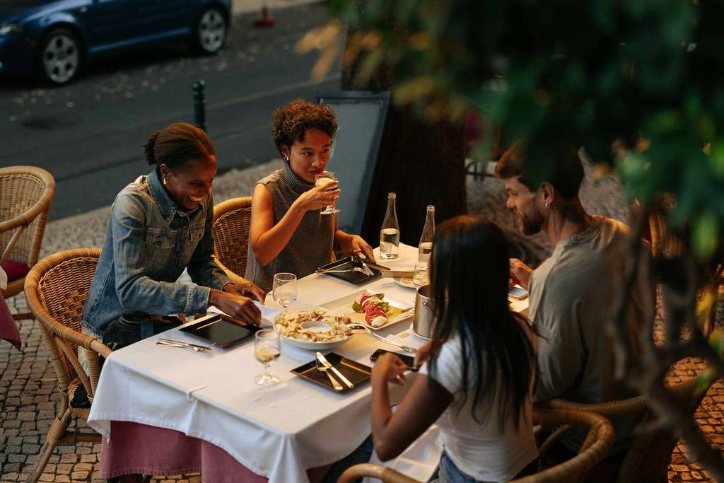 Lauwarme Abende, gutes Essen und beste Gesellschaft: 6 Restaurants mit Terrasse, in denen ihr draußen besonders schön sitzen könnt