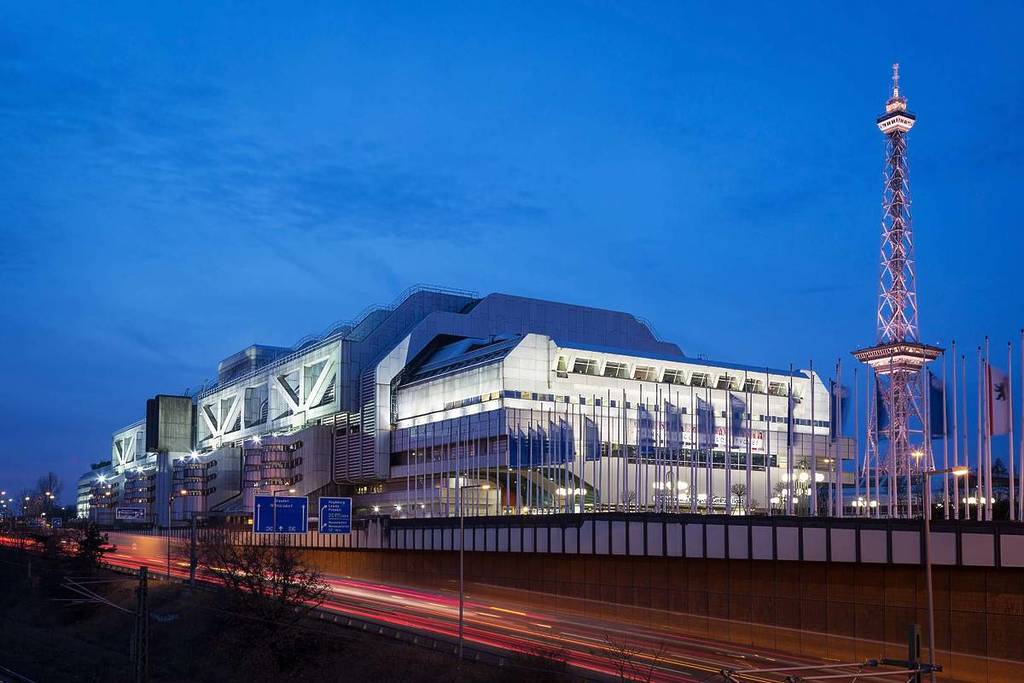 Op slechts 15 minuten van het centrum kom je bij het 200.000 m² grote ‘ruimteschip van Berlijn’, dat met zijn ‘Electric Ghost’-systeem binnenin de overblijfselen uit het verleden weer laat stralen