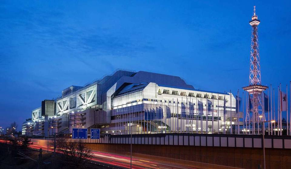 Just 15 minutes from the city center, you’ll reach Berlin’s 200,000-square-meter “spaceship,” which, with its “Electric Ghost” system inside, brings the relics of the past back to life