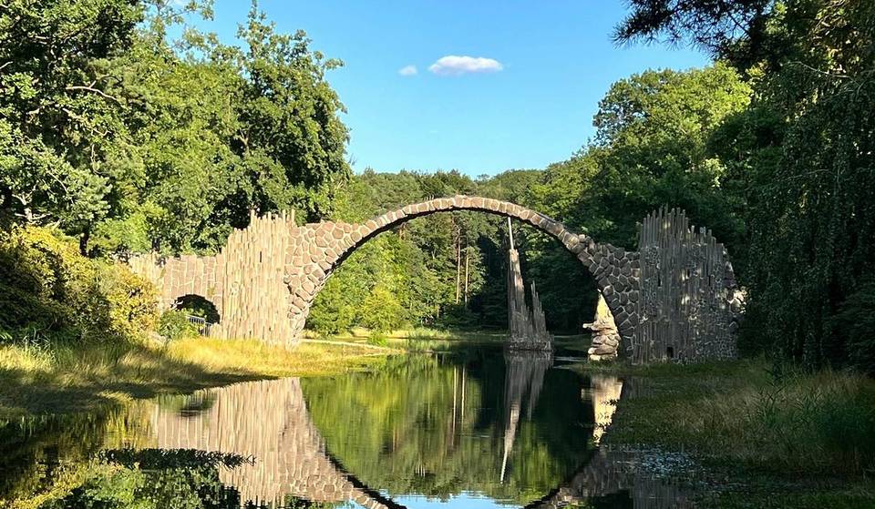 Nur 2 Stunden von Berlin entfernt liegt dieses malerische Dorf mit einem 200 Hektar großen Azaleen- und Rhododendronpark und einem der geheimnisvollsten Instagram-Spots Deutschlands