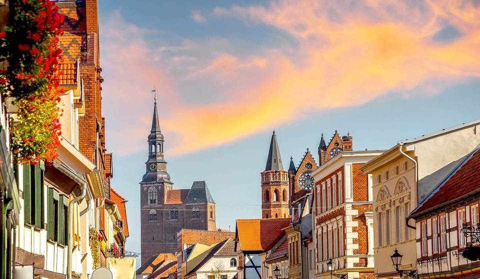 About 1.5 hours from Berlin, you’ll reach “Germany’s most beautiful small town,” featuring a 1.8-kilometer-long city wall and one of the most significant examples of Brick Gothic architecture in Northern Germany