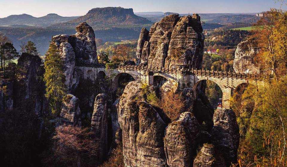 Op ongeveer 2 uur rijden van Berlijn ligt bij de “Duitse Grand Canyon” een stenen brug tussen gigantische zandrotsen op 305 meter hoogte