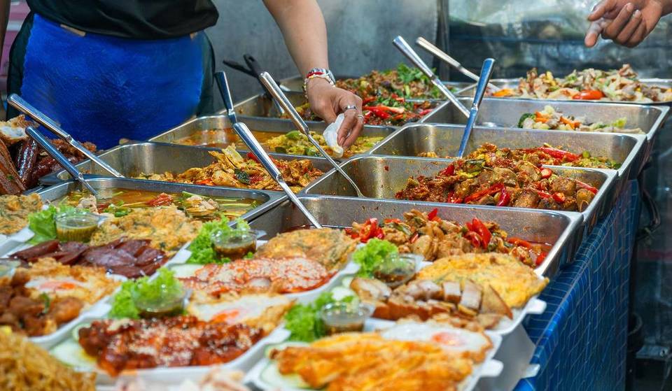 A solo 20 minutos de Alexanderplatz, el mercado de comida callejera tailandesa más grande de Berlín ha encontrado su nuevo emplazamiento, con más bancos, platos y variedad que nunca.