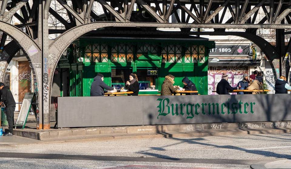 Un cult allo Schlesisches Tor: da 20 anni il locale di hamburger più famoso di Berlino ha sede in una vecchia cabina dei bagni