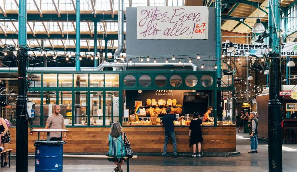 A 20 minuti da Alexanderplatz, ogni giovedì da 13 anni si svolge un viaggio culinario intorno al mondo con assaggi da ogni angolo del pianeta e birra gratis