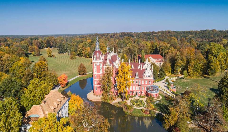 Op 2 uur rijden van Berlijn kom je bij het grootste Engelse landschapspark van Centraal-Europa — het UNESCO-werelderfgoed strekt zich uit over 830 hectare tussen Duitsland en Polen