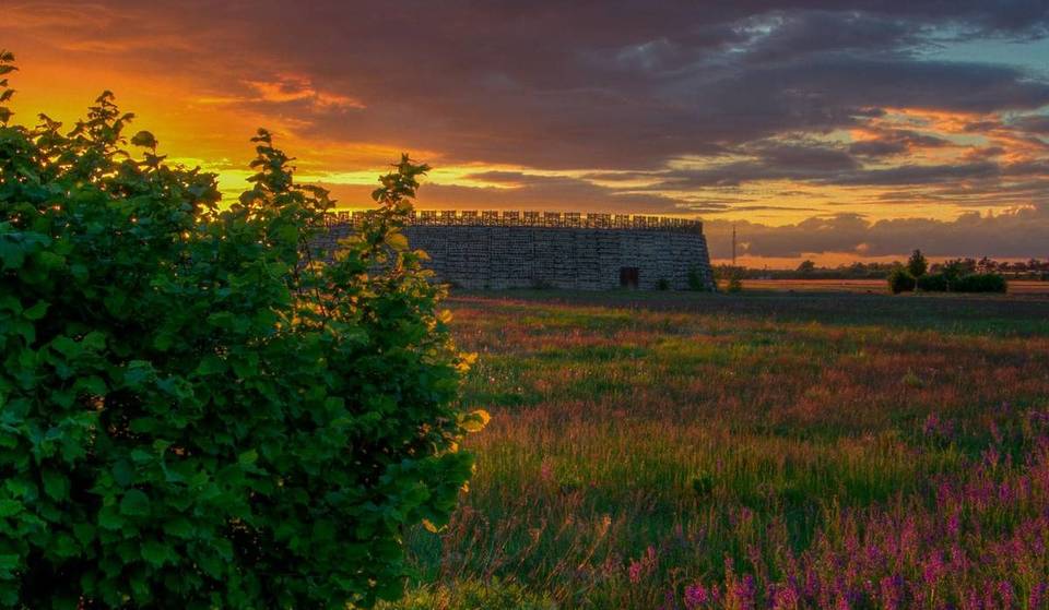 ¡A una hora y media de Berlín encontrarás la réplica de un castillo eslavo de 1000 años de antigüedad en pleno patrimonio natural de la UNESCO! Con un poco de suerte, incluso descubrirás una isla secreta del amor…