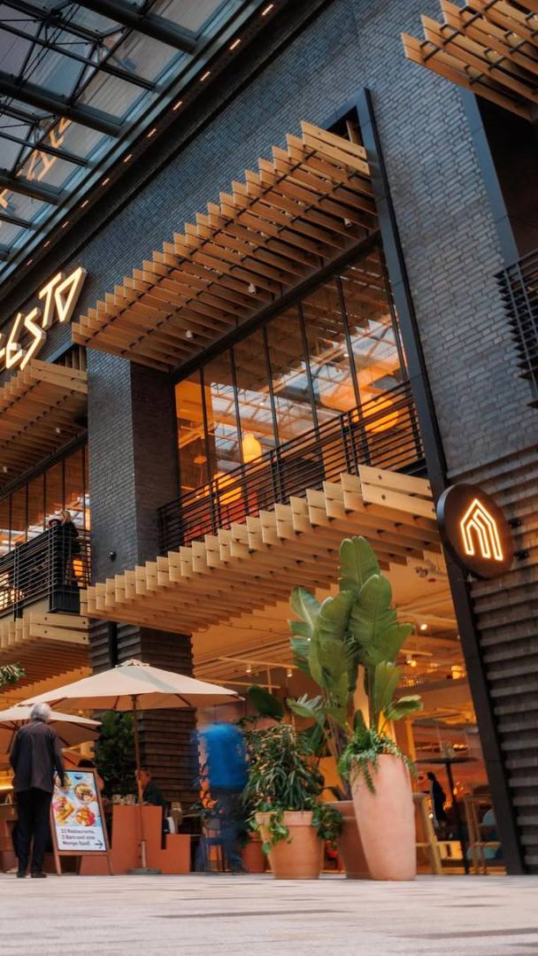 À seulement 15 minutes de l’Alexanderplatz, tu accèdes à un pôle gastronomique de 2 200 m² regroupant 24 restaurants du monde entier