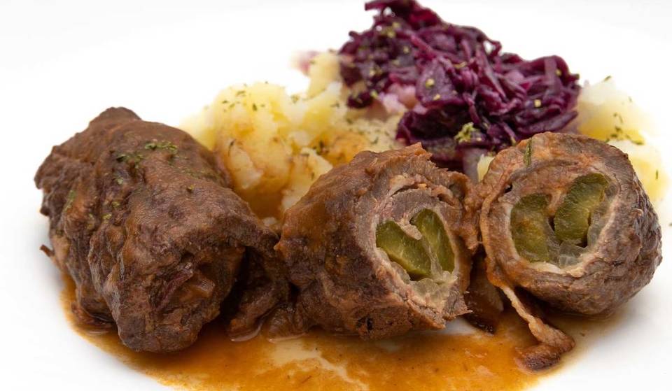 Un viaggio nel tempo nella Berlino degli anni ’80: questo ristorante serve i classici dell’Est sotto il ritratto di Honecker — compresa la Rote Brause da preparare da soli e il “Kalter Hund” a 5,80 €