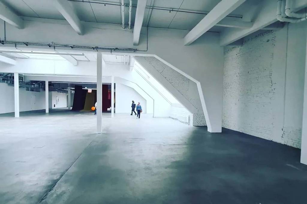 Nel cuore di Berlino, il più antico parcheggio multipiano d’Europa funge oggi da moderno polo gastronomico, di eventi e di design con una superficie industriale di 1.500 m² al 5° piano