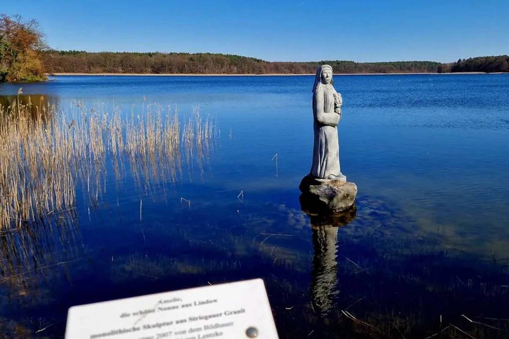 1,5 Stunden nördlich von Berlin gelangt ihr zu einer Stadt zwischen 3 Seen mit Klosterruinen aus dem 13. Jahrhundert direkt am Wasser