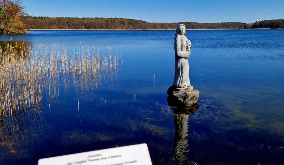 1,5 Stunden nördlich von Berlin gelangt ihr zu einer Stadt zwischen 3 Seen mit Klosterruinen aus dem 13. Jahrhundert direkt am Wasser