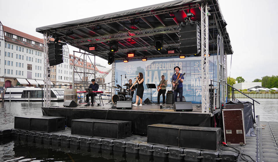 Larguez les amarres ce week-end ! La fête du port de Tempelhof te propose une ambiance maritime avec de la musique, des gourmandises et un feu d’artifice