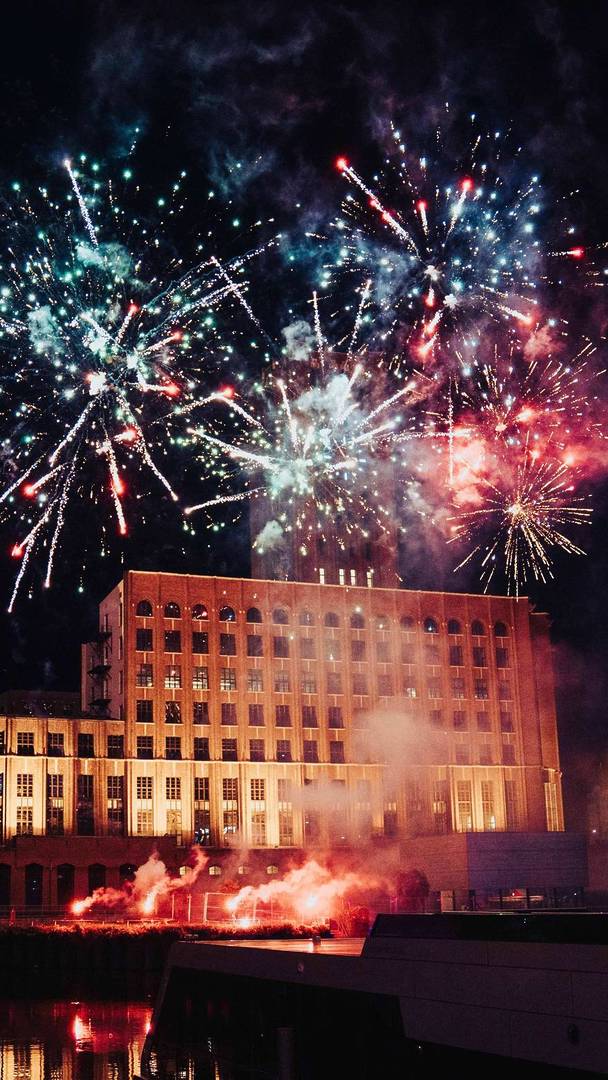Larguez les amarres ce week-end ! La fête du port de Tempelhof te propose une ambiance maritime avec de la musique, des gourmandises et un feu d’artifice