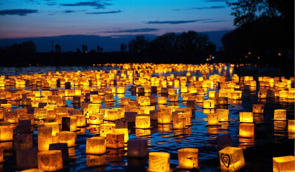 A soli 40 minuti da Alexanderplatz, il festival più romantico di Berlino ti farà venire la pelle d’oca: centinaia di lanterne galleggianti illuminano il lago in uno dei parchi più belli di Berlino