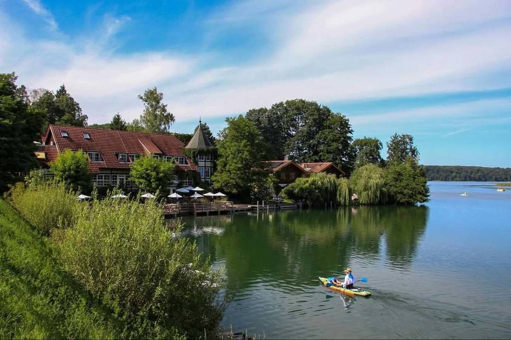 Rund 1,5 Stunden von Berlin entfernt befindet sich eine 199 km² große Seenlandschaft mit über 1.000 Wildpflanzenarten und einem türkisfarbenen Gletschersee