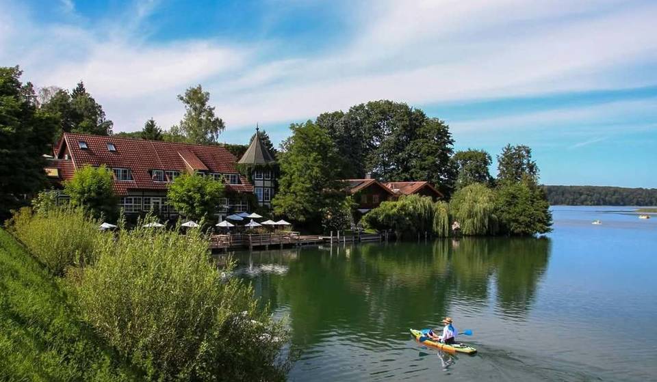 Rund 1,5 Stunden von Berlin entfernt befindet sich eine 199 km² große Seenlandschaft mit über 1.000 Wildpflanzenarten und einem türkisfarbenen Gletschersee