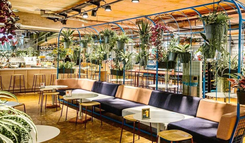 Nel cuore di Berlino ti aspetta una food hall ispirata allo zoo con enormi installazioni a forma di “gabbia per uccelli”, una loggia panoramica e 13 ristoranti provenienti da 10 paesi