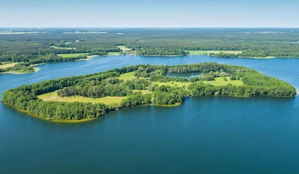 Nur 2 Zugstunden von Berlin entfernt befindet sich ein 438 Hektar großer See in Brandenburg mit kristallklarem Wasser und einer Insel, auf der legal wildgecampt werden darf