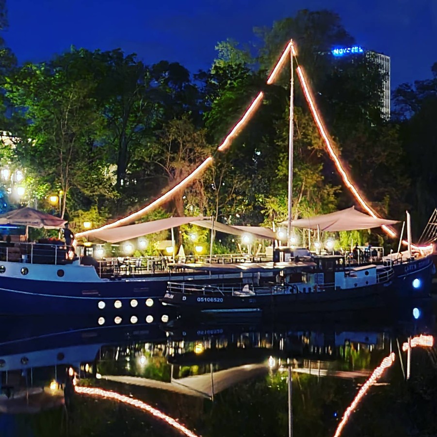 Het gastronomische schip Capt'n Schillow bij de Tiergarten