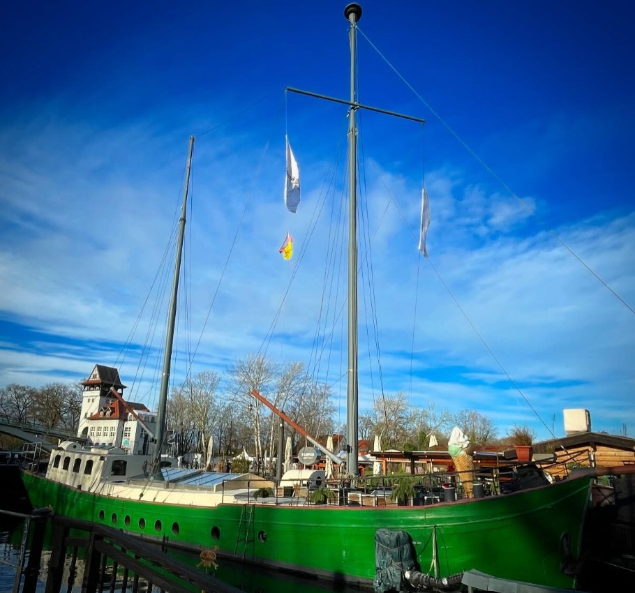 Het gastronomische schip Klipper Segelschiffrestaurant op de Spree