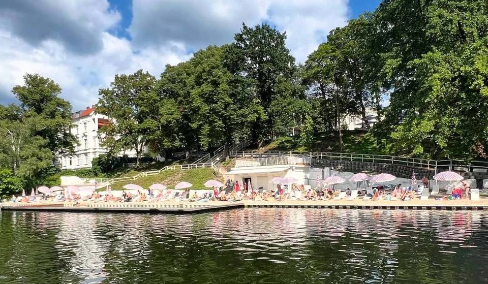 Just 30 minutes from Alexanderplatz, a new exclusive beach area with a Côte d’Azur-style brasserie and bistro opened in 2026