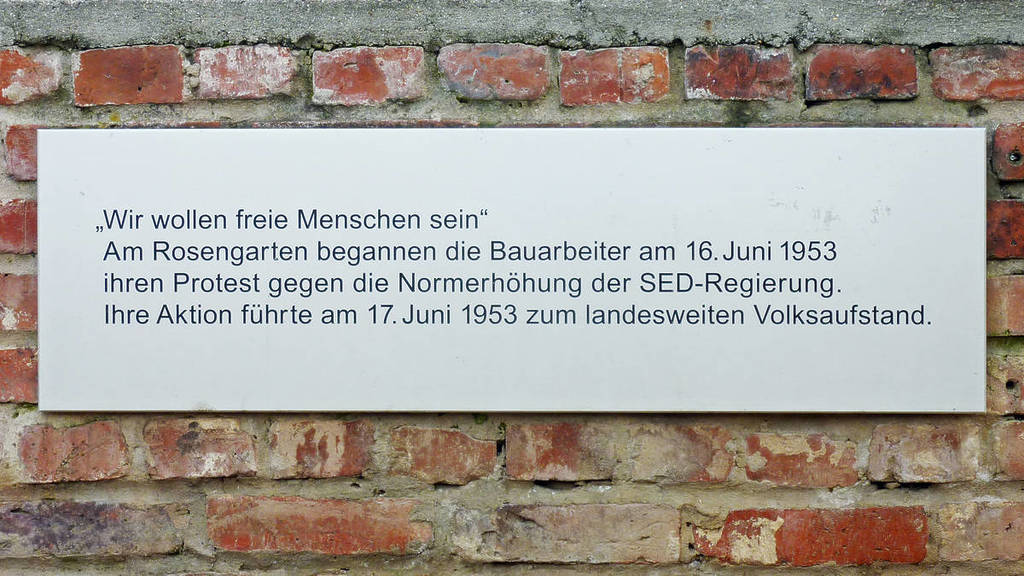 The commemorative plaque in the Rosengarten on Karl-Marx-Allee