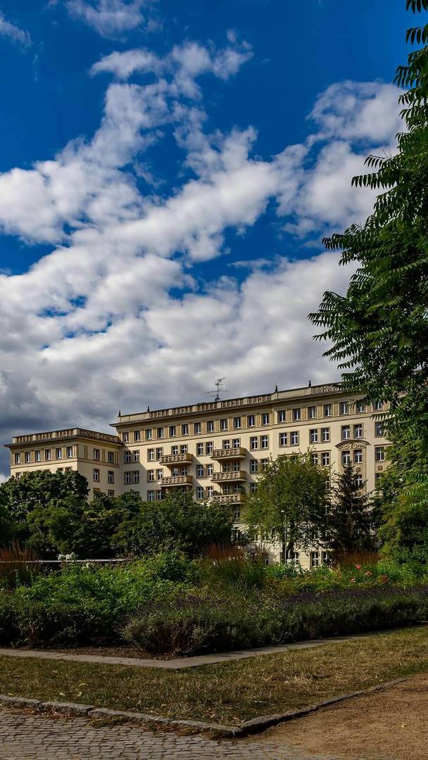 Au cœur de Berlin-Friedrichshain se trouve ce petit mais charmant jardin de roses datant des années 1950, qui a acquis une importance historique mondiale avant même d’être achevé