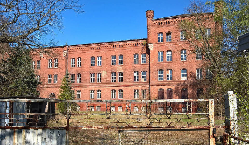 A sole 1,5 ore da Berlino si trova quello che un tempo era il centro di prova più segreto della Germania – oggi è un luogo abbandonato di 3.500 ettari nella foresta del Brandeburgo.