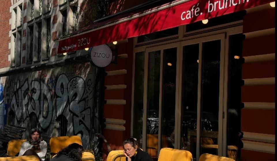 Versteckter Hinterhofgarten im Bergmankiez. In diesem Café backt der Chef jeden Morgen alle Kuchen selbst – von Sauerteigbrot bis zu halal-freundlichen Bowls