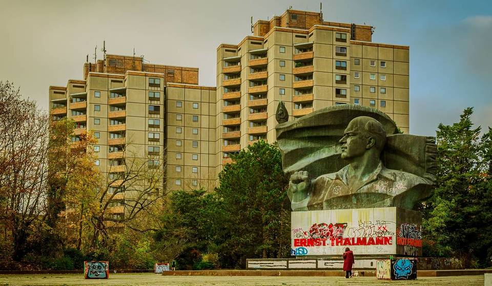 Mitten in Berlin liegt seit 1986 diese unter Denkmalschutz stehende Parkanlage mit einem monumentalen Denkmal und einem geschützten Biotop für Amphibien