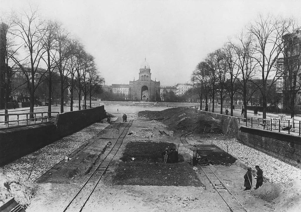 L'Engelbecken a Berlino durante la sua trasformazione in un parco