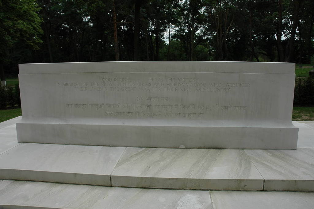 La lapide del cimitero d’onore di Zehrensdorf 