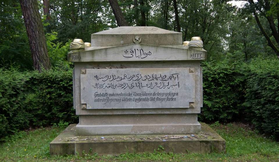 Nur 1 Stunde von Berlin entfernt findet ihr in diesem Wald eines Naturschutzgebietes einen fast surrealen indischen Friedhof und verlassene sowjetische Panzer