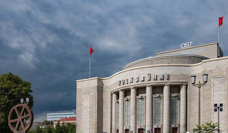 Diesen Sommer wird der Platz vor dem berühmtesten Theater Berlins für 8 Wochen zum kostenlosen Schwimmbad mit 25 Meter langem Becken
