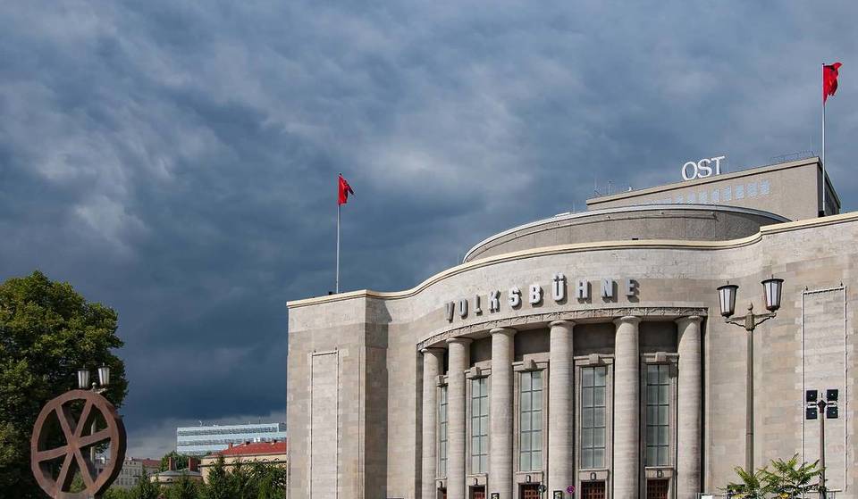 Diesen Sommer wird der Platz vor dem berühmtesten Theater Berlins für 8 Wochen zum kostenlosen Schwimmbad mit 25 Meter langem Becken