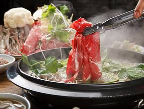 Nur rund 10 Minuten vom Alexanderplatz entfernt könnt ihr euren eigenen chinesischen Mini-Hot-Pot aus rund 70 Zutaten ab 12,76 Euro zusammenstellen