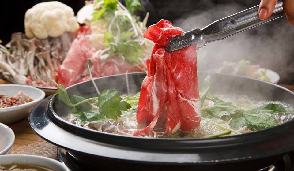Nur rund 10 Minuten vom Alexanderplatz entfernt könnt ihr euren eigenen chinesischen Mini-Hot-Pot aus rund 70 Zutaten ab 12,76 Euro zusammenstellen