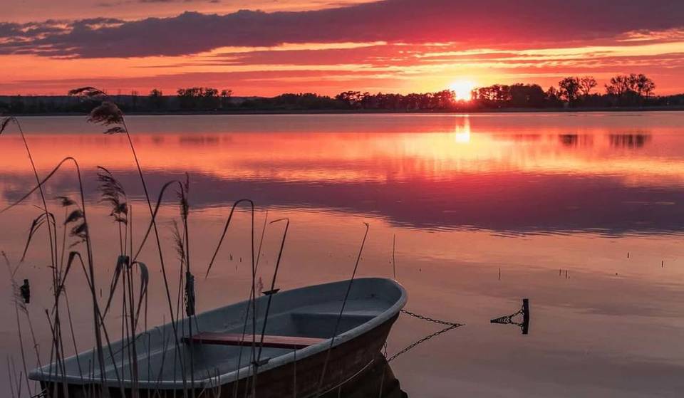 Rund 1,5 Stunden von Berlin gelangt ihr zu einem der 10 größten Badeseen Deutschlands, dessen sandige Pfade und weite Naturkulisse mit Seenpanorama an das Mittelmeer erinnern