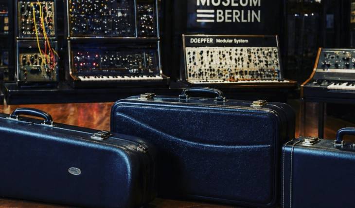 Versteckt über einem Supermarkt am Kottbusser Tor: Für 12 Euro spielst du zwei Stunden auf über 50 Vintage-Synthesizern, die den Sound von Madonna und Kraftwerk prägten