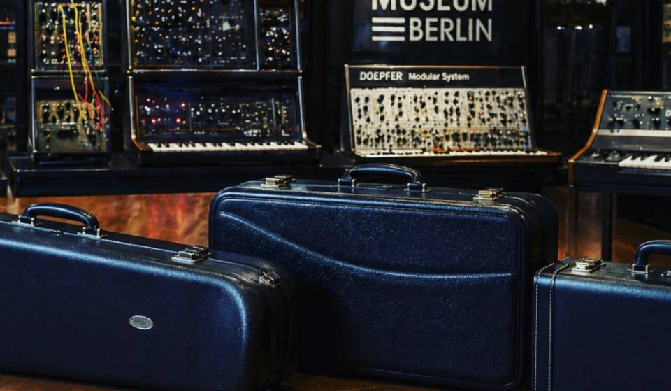 Versteckt über einem Supermarkt am Kottbusser Tor: Für 12 Euro spielst du zwei Stunden auf über 50 Vintage-Synthesizern, die den Sound von Madonna und Kraftwerk prägten