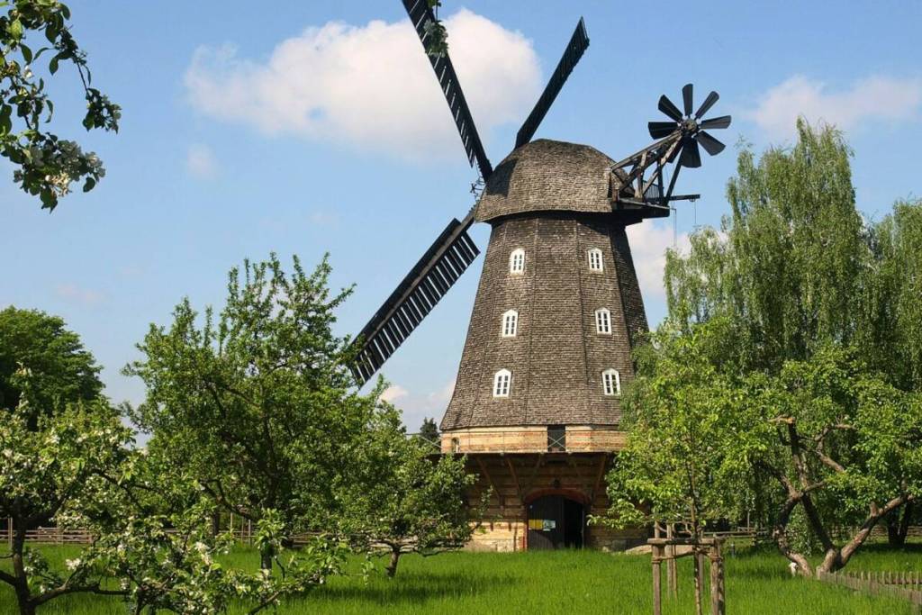 El molino de Britzer, en el parque de Britzer, es el último molino original en funcionamiento de Berlín.