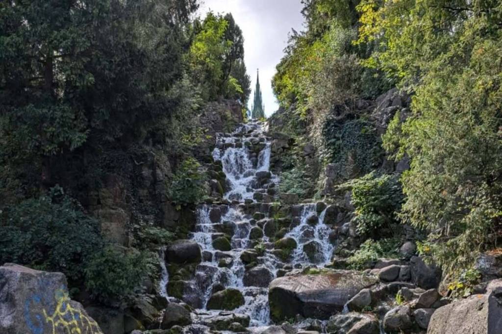 A soli 15 minuti da Alexanderplatz puoi raggiungere una cascata alta 24 metri con l’incantevole Wolfsschlucht sul punto più alto di Berlino – con tanto di vigneto proprio lì accanto