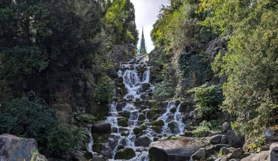 Op slechts 15 minuten van de Alexanderplatz kom je bij een 24 meter hoge waterval met een sprookjesachtige Wolfsschlucht op het hoogste punt van Berlijn – inclusief een wijngaard ernaast