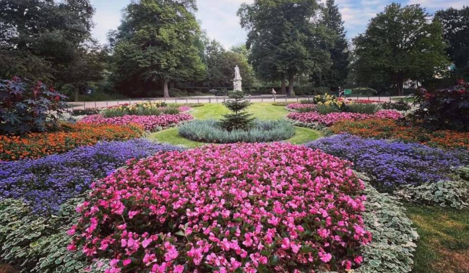 Op zo’n 15 minuten van de Alexanderplatz kom je in het grootste kasteelpark van Berlijn bij een eiland dat ooit het toevluchtsoord van koningin Luise was en vandaag de dag indruk maakt met bloeiende rozenperken