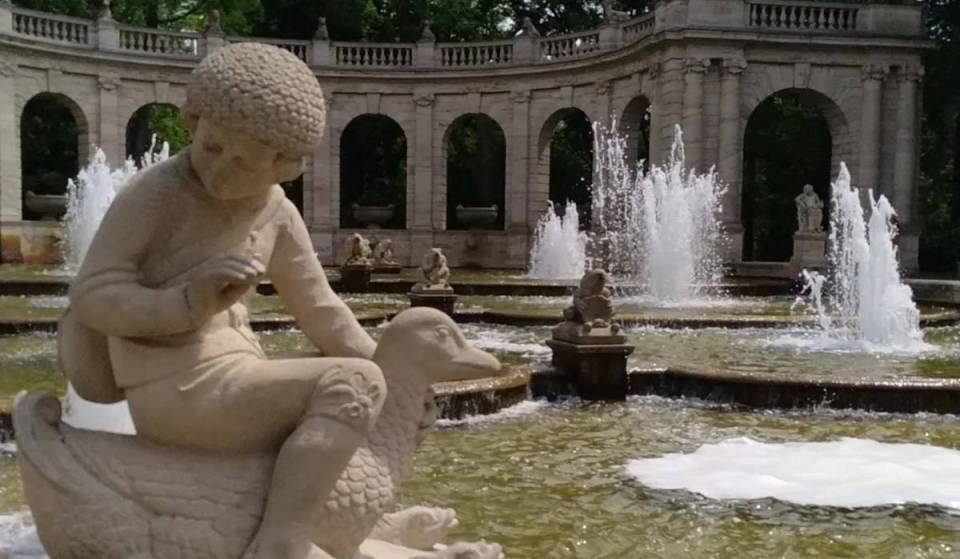 Just 15 minutes from Alexanderplatz, you’ll reach Berlin’s largest green space, spanning 49 hectares, whose Fairy Tale Fountain—dating back to the Imperial era—is adorned with 106 fairy-tale figures.
